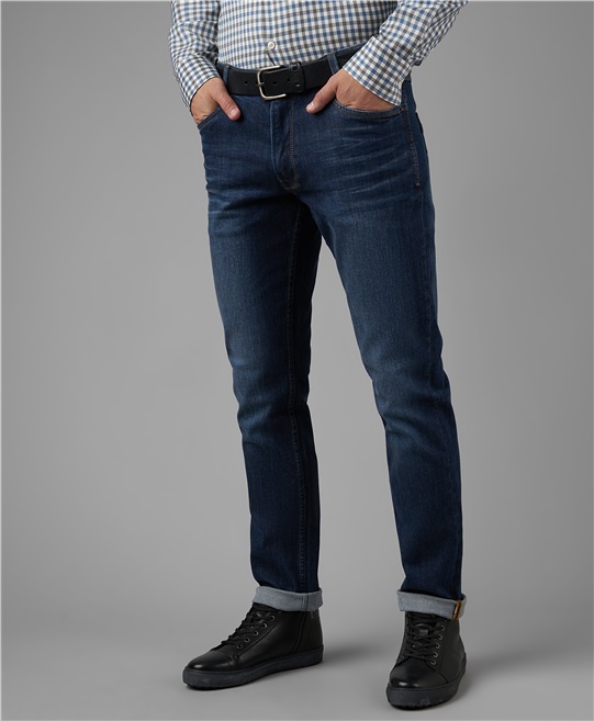 Зауженные джинсы на мужчине