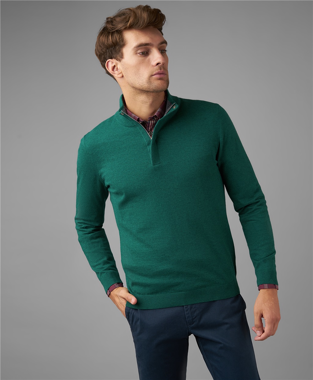 Зеленые свитеры мужские. Henderson джемпер мужской. Зеленая водолазка Хендерсон. Хендерсон зеленый пуловер. Зеленый джемпер мужской.